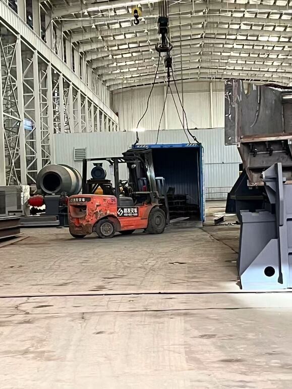 裝柜看似簡(jiǎn)單 ，實(shí)則很考驗(yàn)技術(shù) ，不僅是叉車(chē)技術(shù)，空間擺放也很重要。